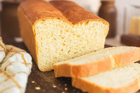 Frisch gebackenes Toastbrot, perfekt für Ihr nächstes Toastbrot Rezept. Goldbraune Kruste, weiche Krume.