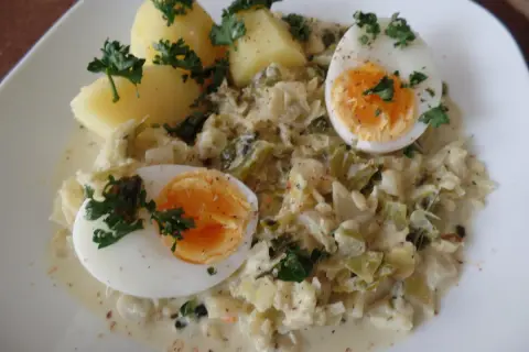 Herzhafte Wirzing-Rezepte: Cremiger Wirsing mit Kartoffeln und Ei, garniert mit Petersilie. Ein Klassiker, der immer schmeckt.