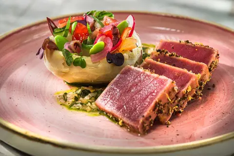 Gebratener Thunfisch mit Artischocke und frischem Gemüse. Ein köstliches Gericht, das Lust auf mehr Thunfisch Rezepte macht.