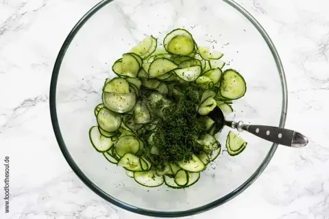 Frischer Gurkensalat mit Essig und Dill, wie ihn Oma macht. Perfekt für den Sommer!
