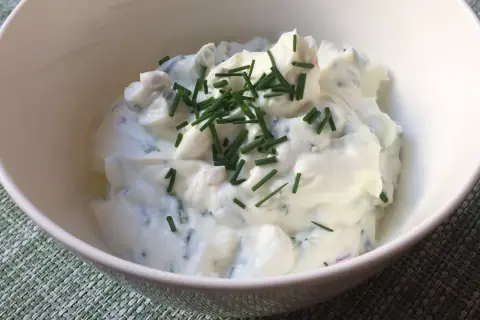 Cremiger Quark mit Kartoffelstückchen und frischem Schnittlauch garniert. Ein Klassiker: Kartoffeln mit Quark.