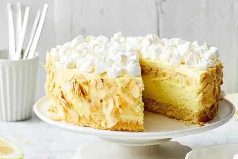 Ein köstliches Zitronentorte Rezept: saftiger Boden, cremige Füllung, Mandelsplitter und Baiserhaube. Perfekt für jeden Anlass!