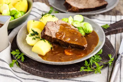 Saftige Rinderbrust mit Kartoffeln und Rosenkohl, serviert mit einer reichhaltigen Sauce. Ein köstliches rinderbrust rezept für jeden Anlass.