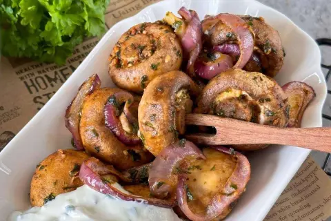 Gefüllte Champignons mit roten Zwiebeln, perfekt aus dem Airfryer, serviert mit Dip.