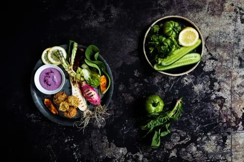 Falafel bowl mit gegrilltem Gemüse, Dip und frischen Zutaten.