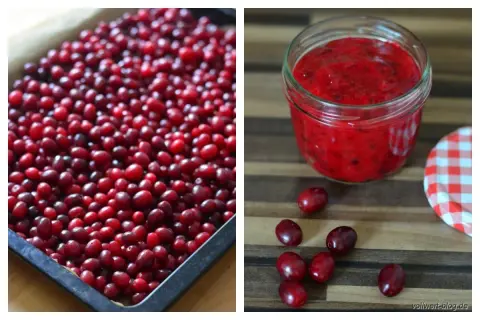 Frische Kornelkirschen auf einem Blech und ein Glas Kornelkirschenmarmelade. Tolle Ideen für Kornelkirsche Rezepte!