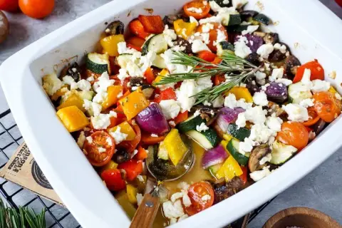 Buntes Ofengemüse mit Feta, perfekt für leichte Feta Rezepte. Zucchini, Paprika, Tomaten und Zwiebeln, mit Rosmarin verfeinert.