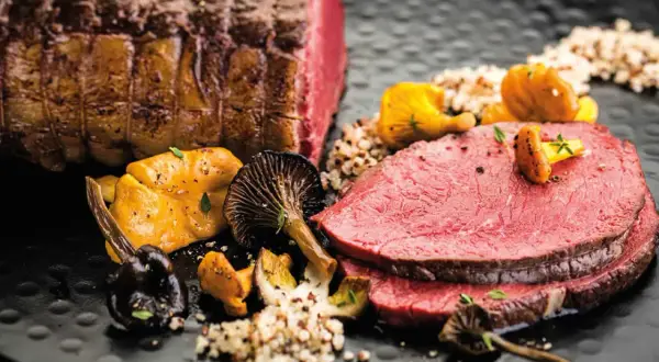 Saftiger Rinderbraten, perfekt gegart, mit gebratenen Pilzen und Quinoa. Ein köstliches rinderbraten rezept für Genießer.