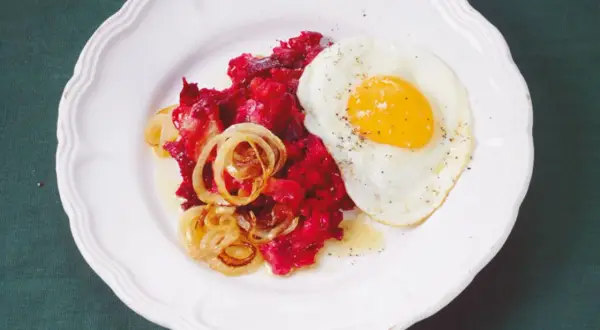 Rote Bete mit gebratenen Zwiebeln und Spiegelei. Ein einfaches Gericht, das zeigt, wie vielseitig rote Bete Rezepte sein können.