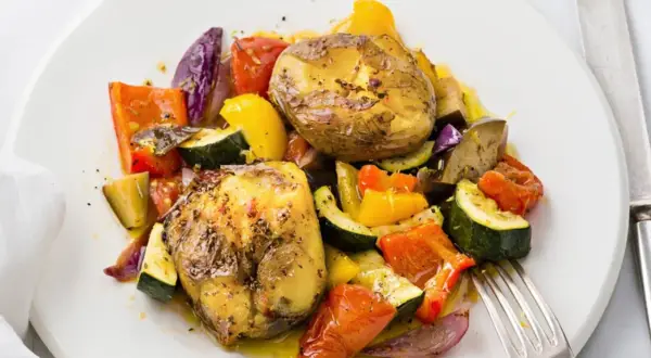 Zarte Kartoffeln im Ofen mit bunten Paprika, Zucchini und Auberginen, beträufelt mit Olivenöl und Kräutern.