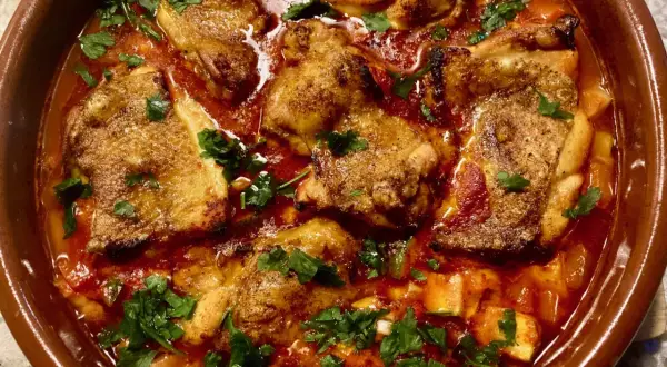 Saftiges pollo fino in einer würzigen Tomatensauce, garniert mit frischer Petersilie. Ein köstliches Gericht, das zum Genießen einlädt.