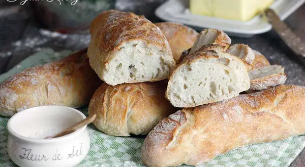 Frisch gebackene Baguettes, perfekt für Ihr Baguette Rezept. Mit knuspriger Kruste und luftiger Krume, dazu Butter und Fleur de Sel.