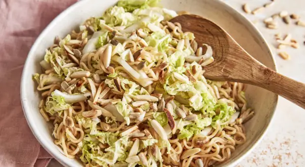 Ein köstlicher Nudelsalat mit Chinakohl und Mandelsplittern. Dieser yum yum salat ist perfekt für ein leichtes Mittagessen.