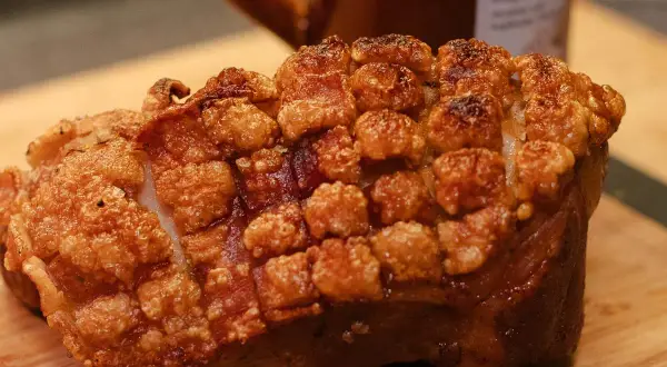 Knuspriger Schweinebraten mit perfekt gewürzter Kruste, bereit für ein köstliches Schweinebraten Rezept.
