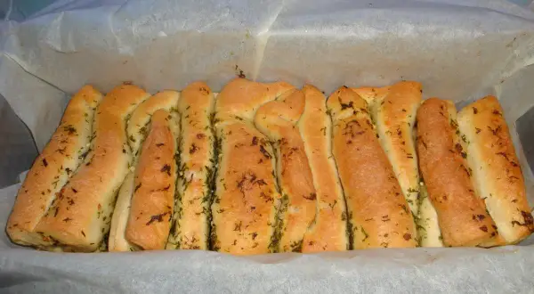 Ein frisch gebackenes Faltenbrot mit Kräutern, perfekt für ein leckeres Faltenbrot Rezept.