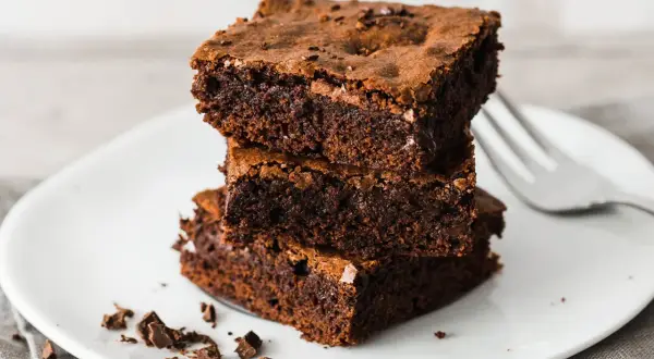Gestapelte, saftige Brownies auf einem Teller, bereit zum Genießen. Ein perfektes brownie rezept für Schokoladenliebhaber.