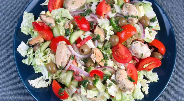 Frischer Salat mit Muscheln, Tomaten, Gurken und Oliven – perfekte sommer salat rezepte für heiße Tage.