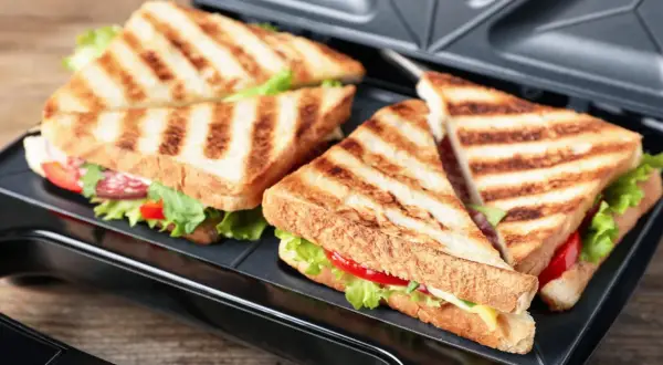 Get inspired by these delicious sandwich rezepte! Toasties mit Käse, Salami und Salat in einem Sandwichmaker.