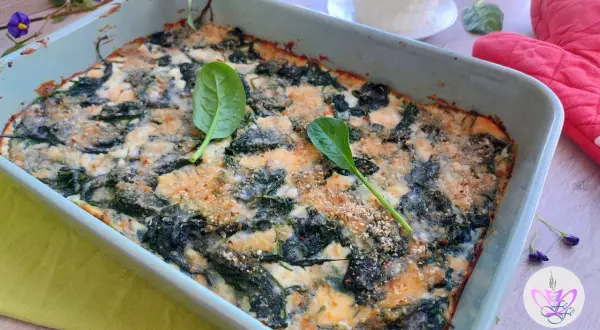 Herzhafter Spinat-Ricotta-Auflauf, überbacken mit Käse und Paniermehl. Ein köstliches Rezept für einen Auflauf mit Ricotta.