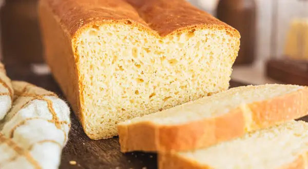 Frisch gebackenes Toastbrot, perfekt für Ihr nächstes Toastbrot Rezept. Goldbraune Kruste, weiche Krume.