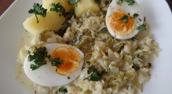 Herzhafte Wirzing-Rezepte: Cremiger Wirsing mit Kartoffeln und Ei, garniert mit Petersilie. Ein Klassiker, der immer schmeckt.