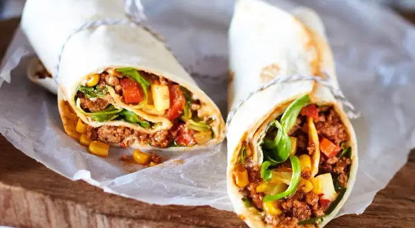 Zwei leckere wraps mit hackfleisch, Mais, Tomaten und Salat. Perfekt für eine schnelle Mahlzeit.