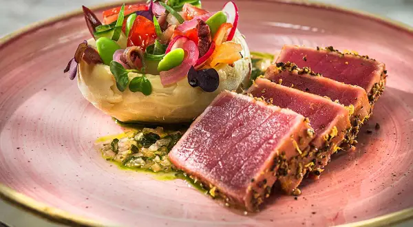 Gebratener Thunfisch mit Artischocke und frischem Gemüse. Ein köstliches Gericht, das Lust auf mehr Thunfisch Rezepte macht.