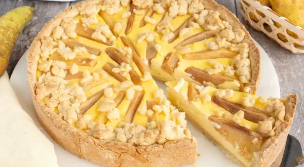 Ein köstlicher birnenkuchen mit pudding und Streuseln, bereit zum Servieren.