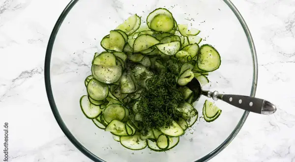 Frischer Gurkensalat mit Essig und Dill, wie ihn Oma macht. Perfekt für den Sommer!