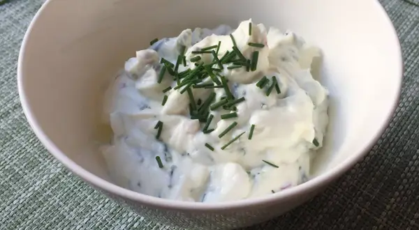 Cremiger Quark mit Kartoffelstückchen und frischem Schnittlauch garniert. Ein Klassiker: Kartoffeln mit Quark.