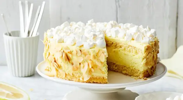 Ein köstliches Zitronentorte Rezept: saftiger Boden, cremige Füllung, Mandelsplitter und Baiserhaube. Perfekt für jeden Anlass!