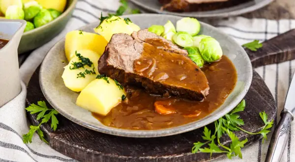 Saftige Rinderbrust mit Kartoffeln und Rosenkohl, serviert mit einer reichhaltigen Sauce. Ein köstliches rinderbrust rezept für jeden Anlass.