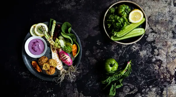 Falafel bowl mit gegrilltem Gemüse, Dip und frischen Zutaten.