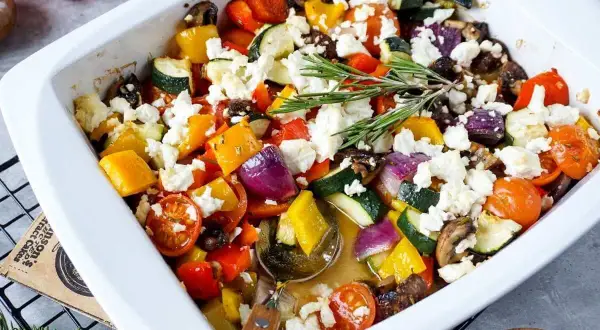 Buntes Ofengemüse mit Feta, perfekt für leichte Feta Rezepte. Zucchini, Paprika, Tomaten und Zwiebeln, mit Rosmarin verfeinert.
