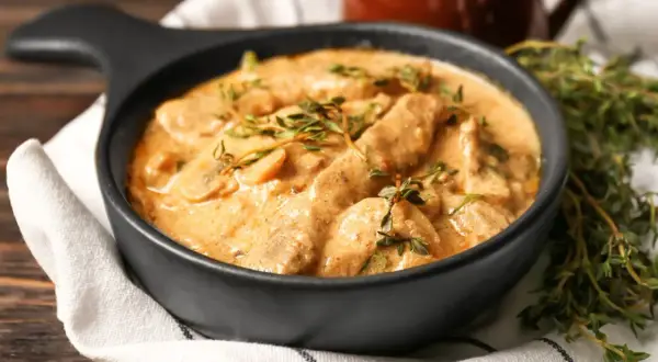 Cremiges Boeuf Stroganoff Rezept mit Pilzen und zarten Rinderstreifen, garniert mit frischem Thymian. Ein Klassiker, der immer schmeckt.