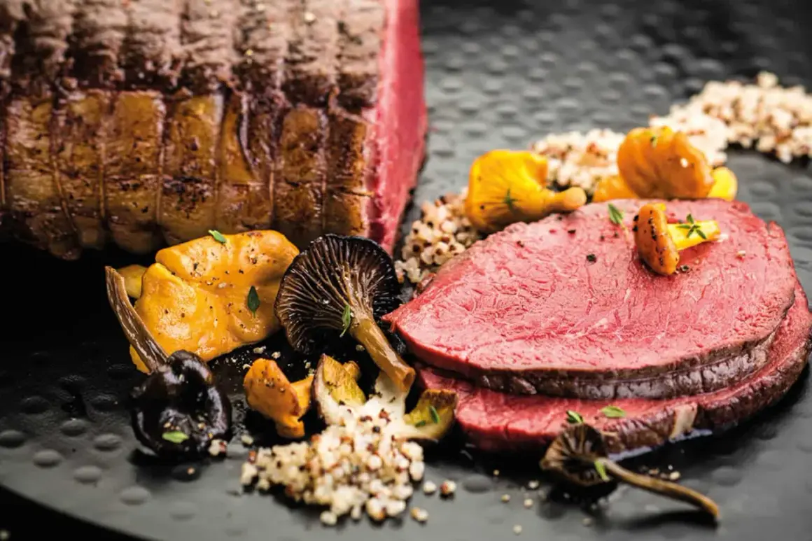 Saftiger Rinderbraten, perfekt gegart, mit gebratenen Pilzen und Quinoa. Ein köstliches rinderbraten rezept für Genießer.