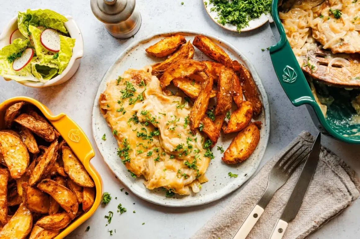 Zwiebel Sahne Schnitzel mit knusprigen Kartoffelspalten und frischem Salat. Ein herzhaftes Gericht, das zum Genießen einlädt.