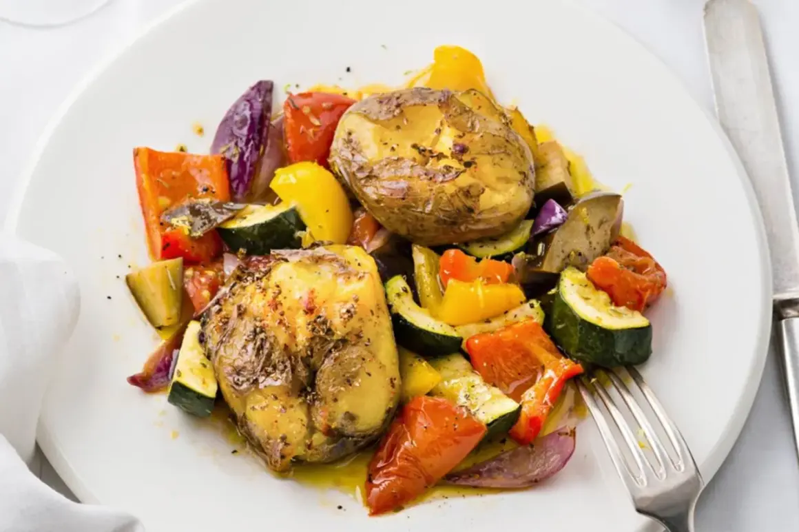 Zarte Kartoffeln im Ofen mit bunten Paprika, Zucchini und Auberginen, beträufelt mit Olivenöl und Kräutern.