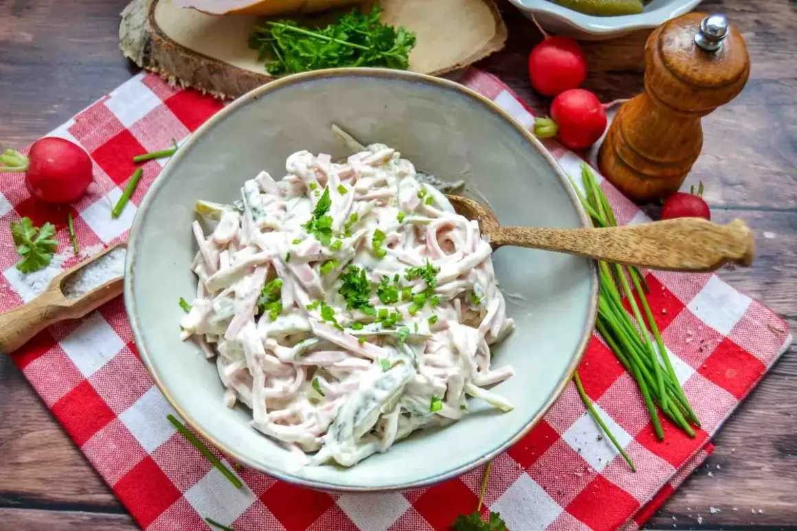 Schmackhaftes Fleischsalat Rezept, garniert mit frischen Kräutern. Dazu Radieschen, Salz und ein Pfeffermühlen-Set.
