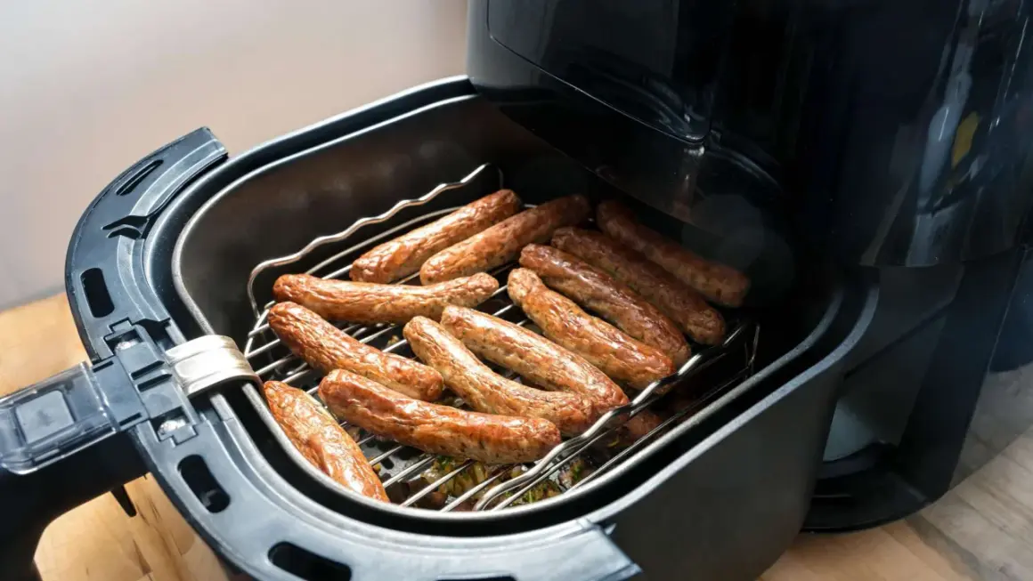 Luftfritteuse mit vielen Bratwürsten, perfekt für schnelle Bratwurst Rezepte.
