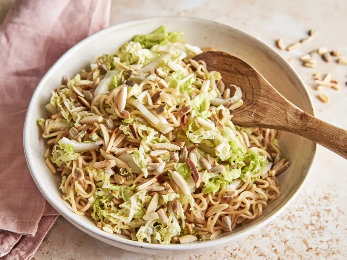 Ein köstlicher Nudelsalat mit Chinakohl und Mandelsplittern. Dieser yum yum salat ist perfekt für ein leichtes Mittagessen.