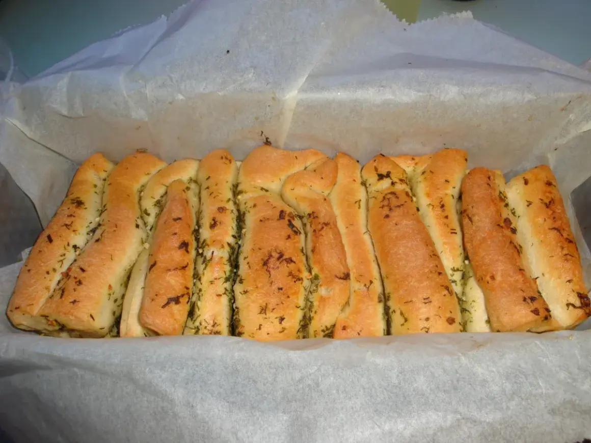 Ein frisch gebackenes Faltenbrot mit Kräutern, perfekt für ein leckeres Faltenbrot Rezept.