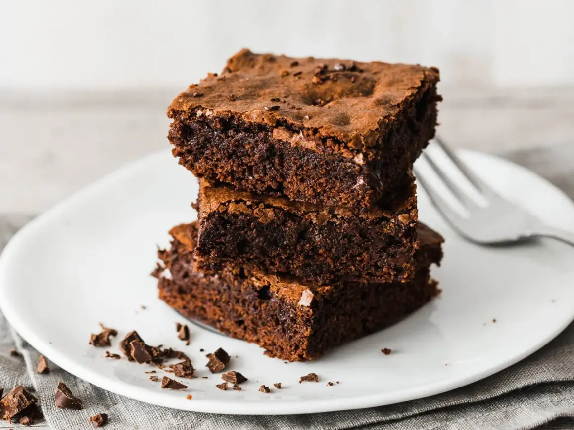 Gestapelte, saftige Brownies auf einem Teller, bereit zum Genießen. Ein perfektes brownie rezept für Schokoladenliebhaber.