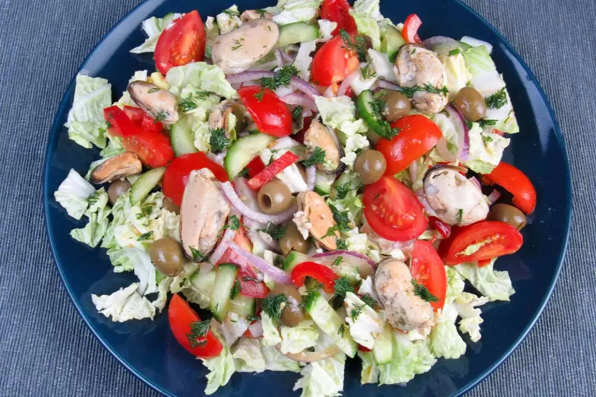 Frischer Salat mit Muscheln, Tomaten, Gurken und Oliven – perfekte sommer salat rezepte für heiße Tage.