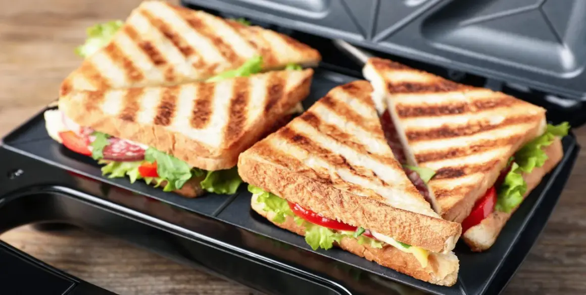 Get inspired by these delicious sandwich rezepte! Toasties mit Käse, Salami und Salat in einem Sandwichmaker.
