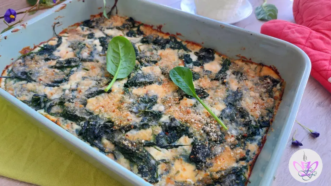 Herzhafter Spinat-Ricotta-Auflauf, überbacken mit Käse und Paniermehl. Ein köstliches Rezept für einen Auflauf mit Ricotta.