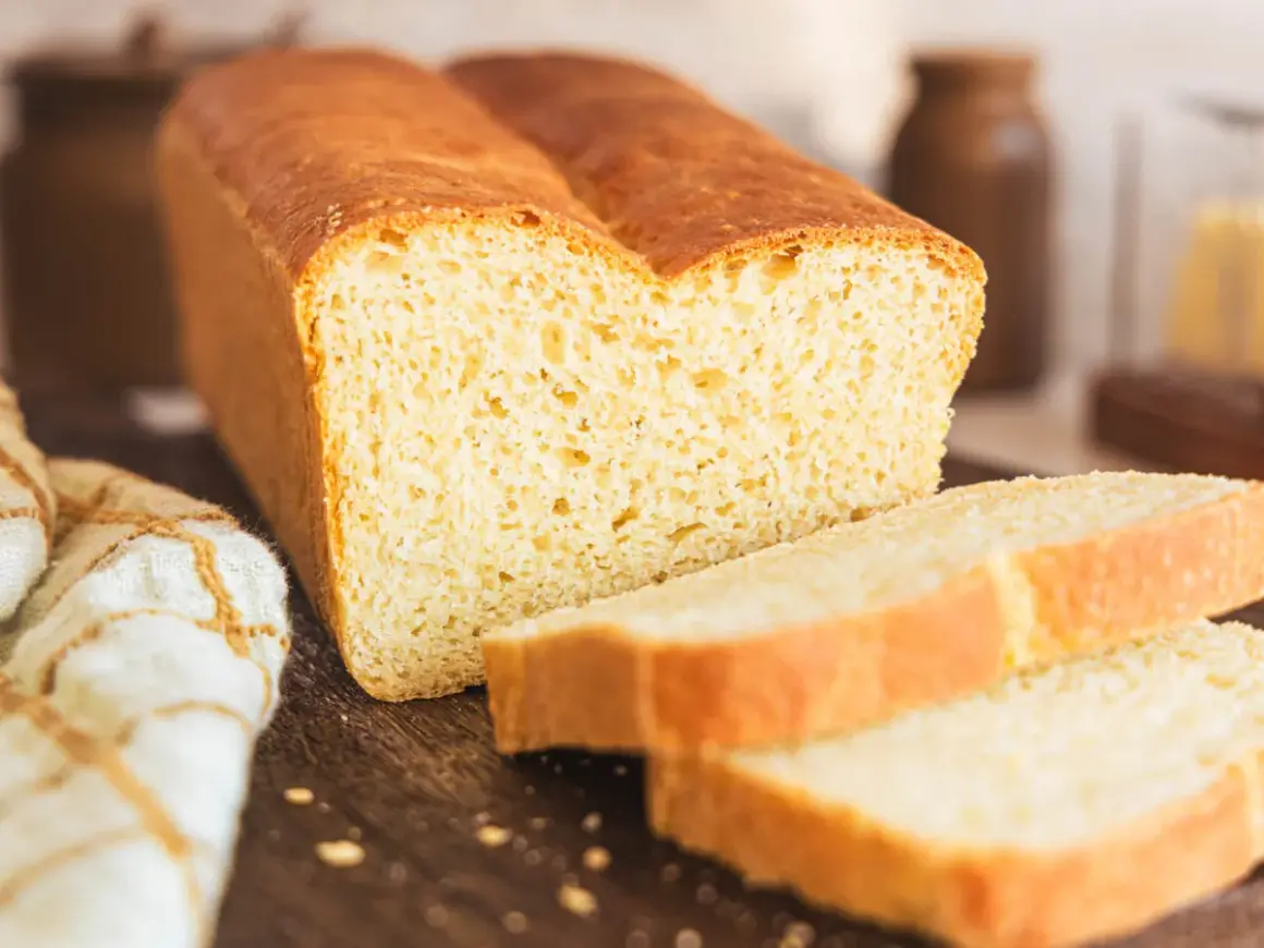 Frisch gebackenes Toastbrot, perfekt für Ihr nächstes Toastbrot Rezept. Goldbraune Kruste, weiche Krume.