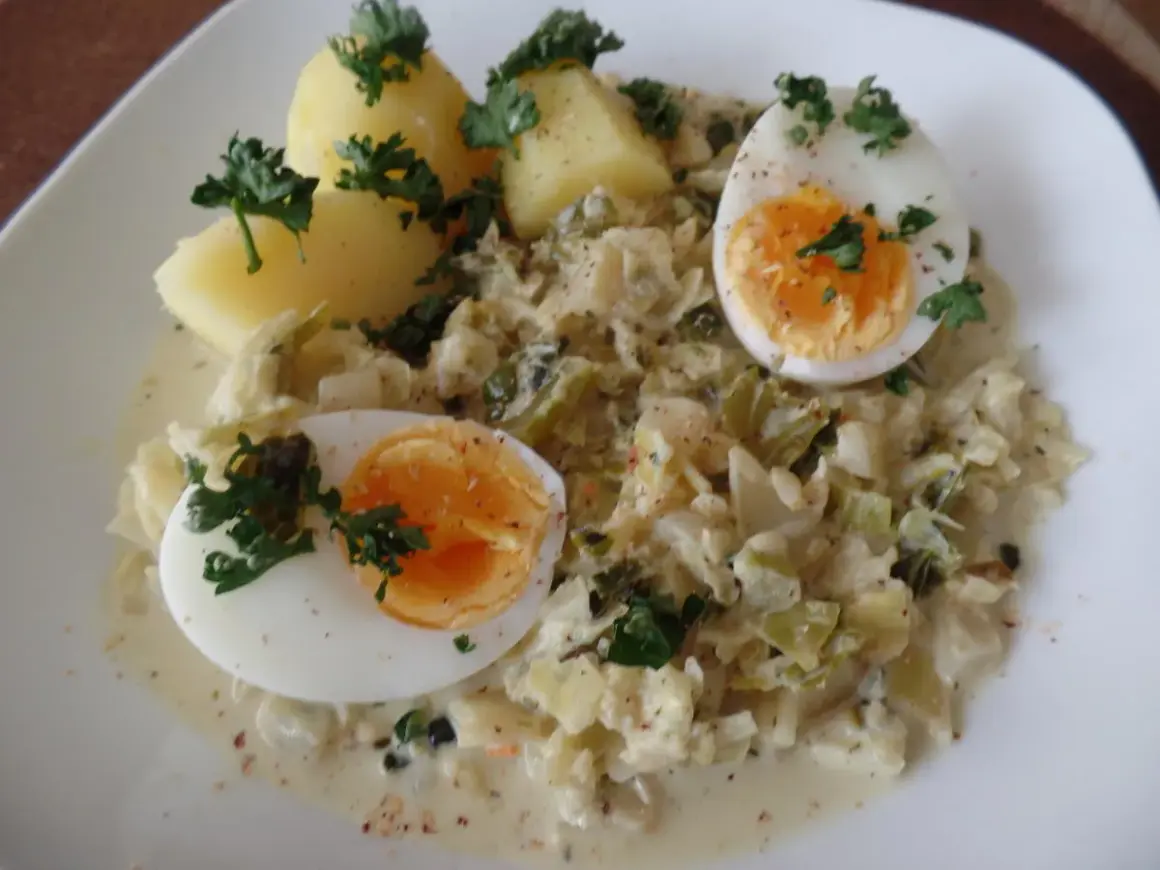 Herzhafte Wirzing-Rezepte: Cremiger Wirsing mit Kartoffeln und Ei, garniert mit Petersilie. Ein Klassiker, der immer schmeckt.