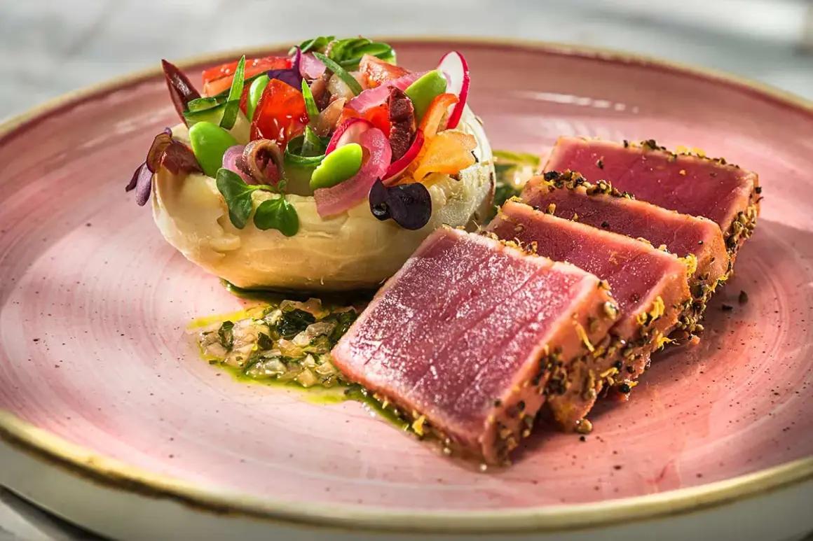 Gebratener Thunfisch mit Artischocke und frischem Gemüse. Ein köstliches Gericht, das Lust auf mehr Thunfisch Rezepte macht.