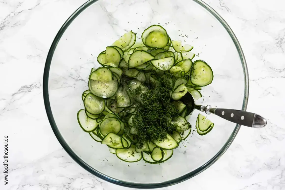 Frischer Gurkensalat mit Essig und Dill, wie ihn Oma macht. Perfekt für den Sommer!